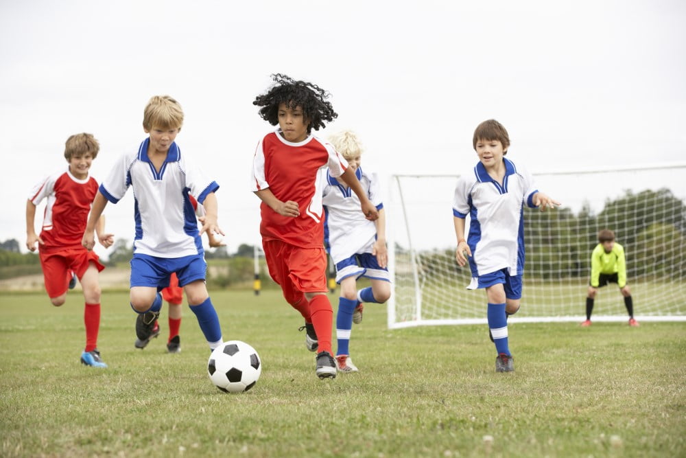 Fodboldbørn der spiller klubkamp